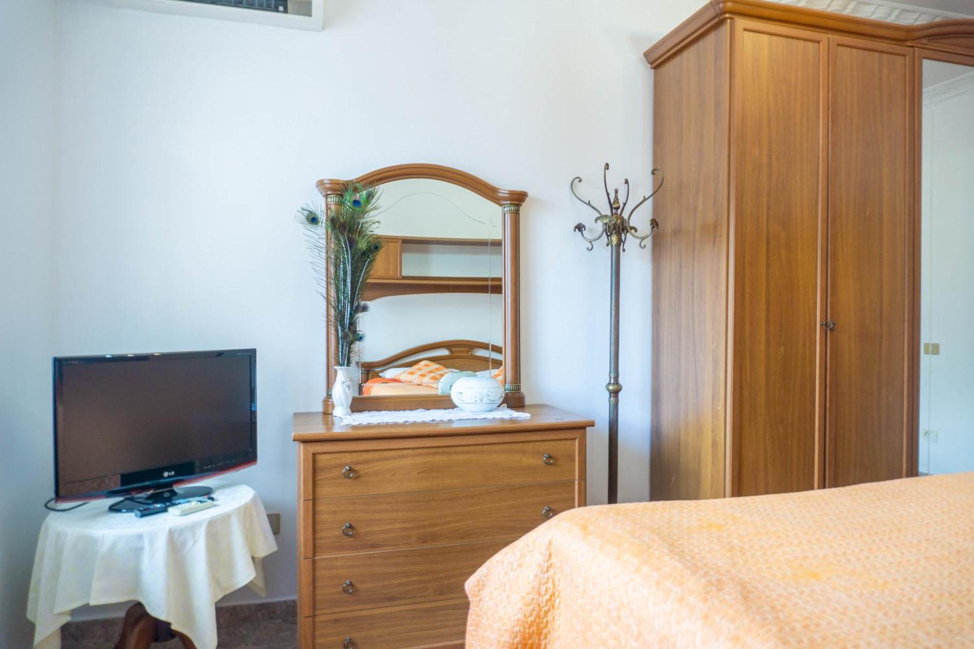 Bllok Bright Private Bedrooms With Private Bathroom On Shared Gjestgiverier Tiranë